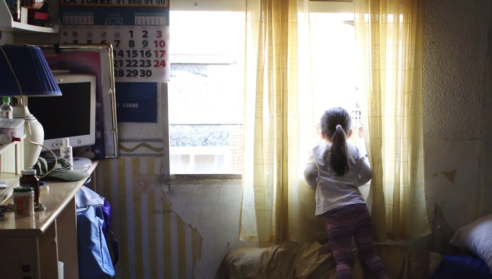 Un hombre salvó hoy la vida de una niña de cuatro años al atraparla cuando se había caído desde un octavo piso 