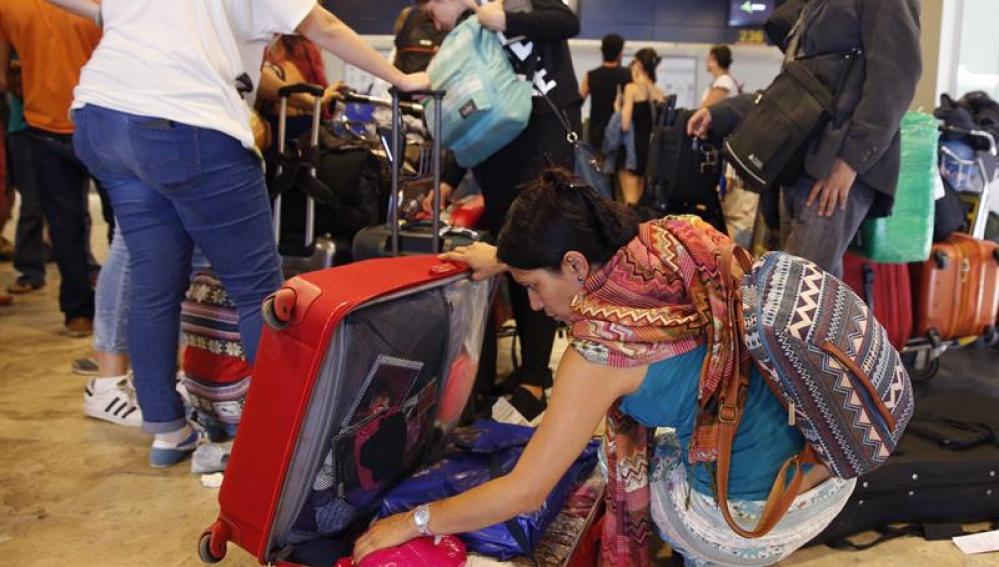 Viajeros mexicanos permanecen en el aeropuerto madrileño de Barajas, algunos desde hace más de quince días