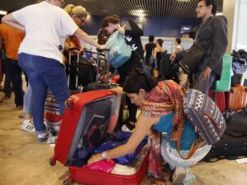 Viajeros mexicanos permanecen en el aeropuerto madrileño de Barajas, algunos desde hace más de quince días Viajeros mexicanos permanecen en el aeropuerto madrileño de Barajas, algunos desde hace más de quince días