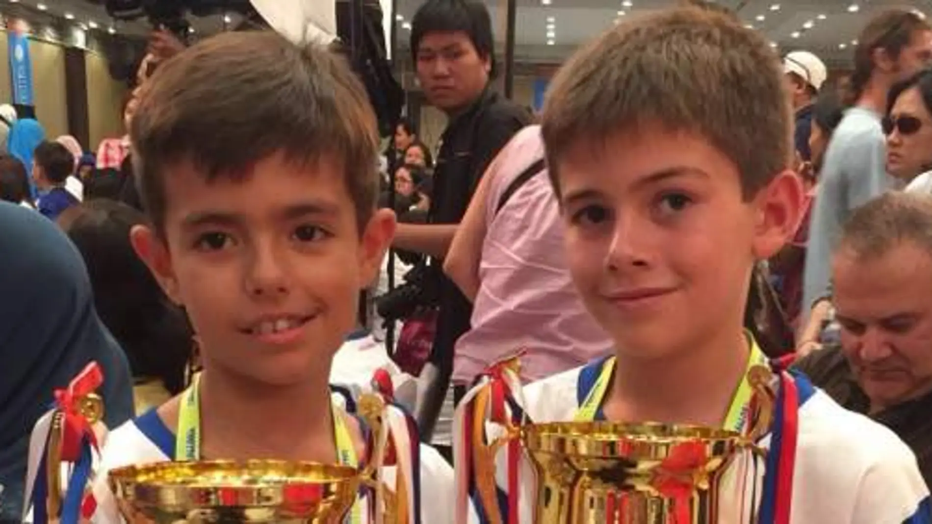 Miguel del Aguila Hernández y Oscar Mira Escrig, campeones del mundo de cálculo con ábaco Miguel del Aguila Hernández y Oscar Mira Escrig, campeones del mundo de cálculo con ábaco