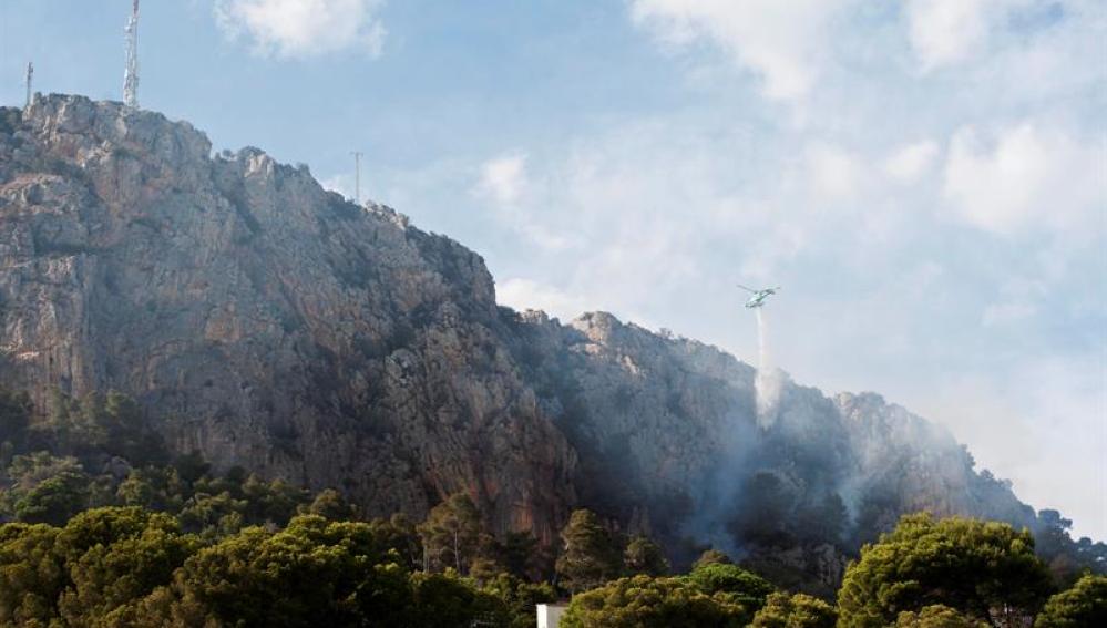 Incendio en la montaña de Rocamaura en Torroella de Montgrí
