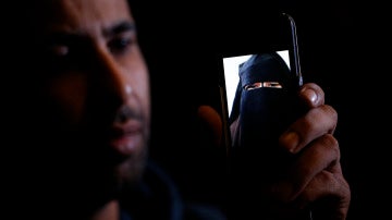 Arrestan a 6 jóvenes por violar a una menor marroquí que terminó suicidándose "a lo bonzo" tras ser chantajeada con el vídeo de su agresión