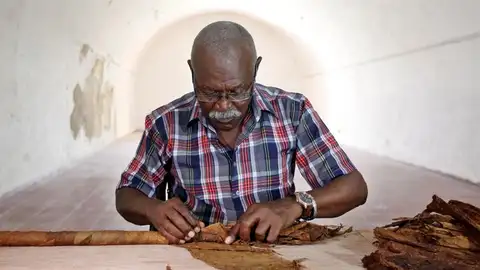José Castelar Cairo, conocido como "Cueto", confecciona un nuevo habano gigante José Castelar Cairo, conocido como "Cueto", confecciona un nuevo habano gigante