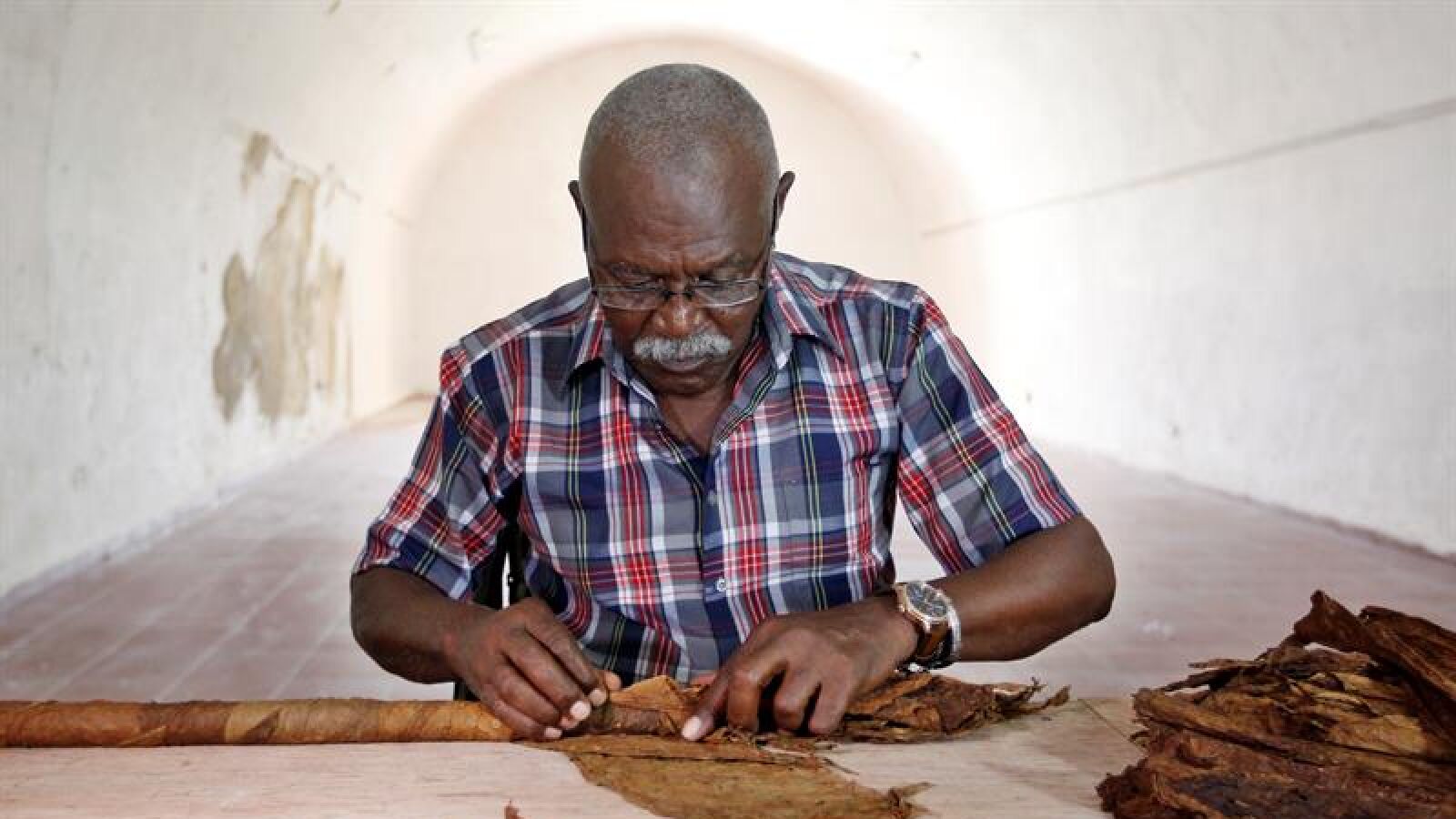 Un tabaquero cubano de 72 años está intentando batir su propio récord Guinness creando el mayor puro del mundo