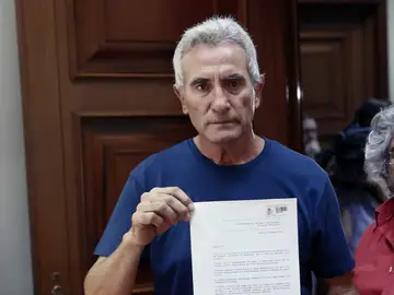 El diputado de Unidos Podemos Diego Cañamero, entrega en el registro del Congreso el escrito en el que renunció ante notario al aforamiento El diputado de Unidos Podemos Diego Cañamero, entrega en el registro del Congreso el escrito en el que renunció ante notario al aforamiento