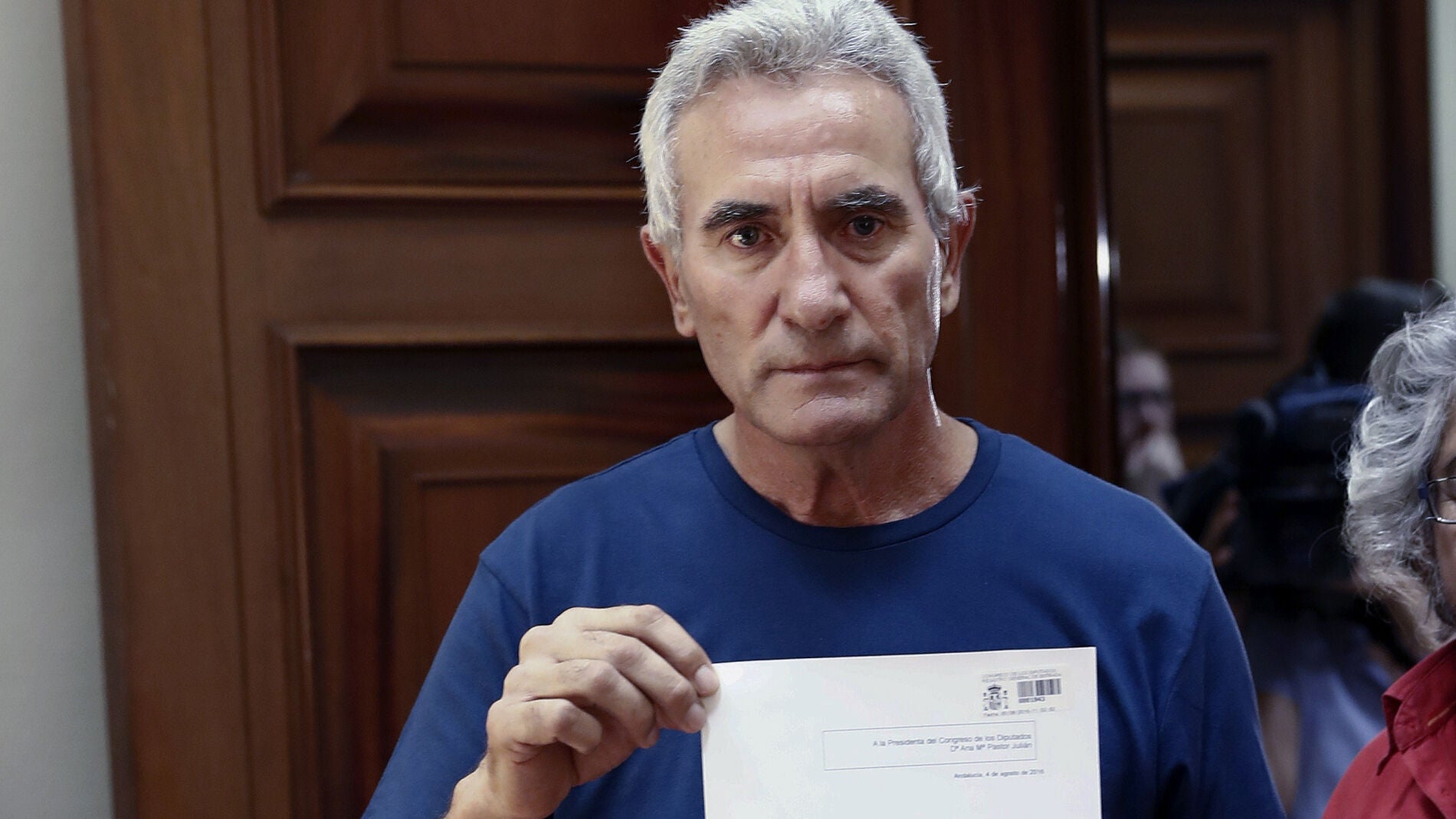 El diputado de Unidos Podemos Diego Ca&ntilde;amero, entrega en el registro del Congreso el escrito en el que renunci&oacute; ante notario al aforamiento