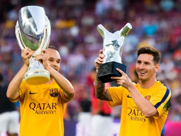 Iniesta y Messi posando con trofeos del Barça Iniesta y Messi posando con trofeos del Barça