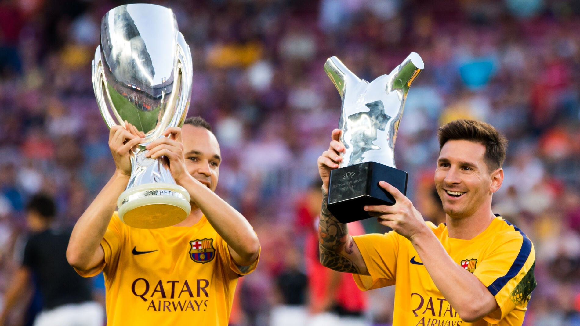 Iniesta y Messi posando con trofeos del Bar&ccedil;a
