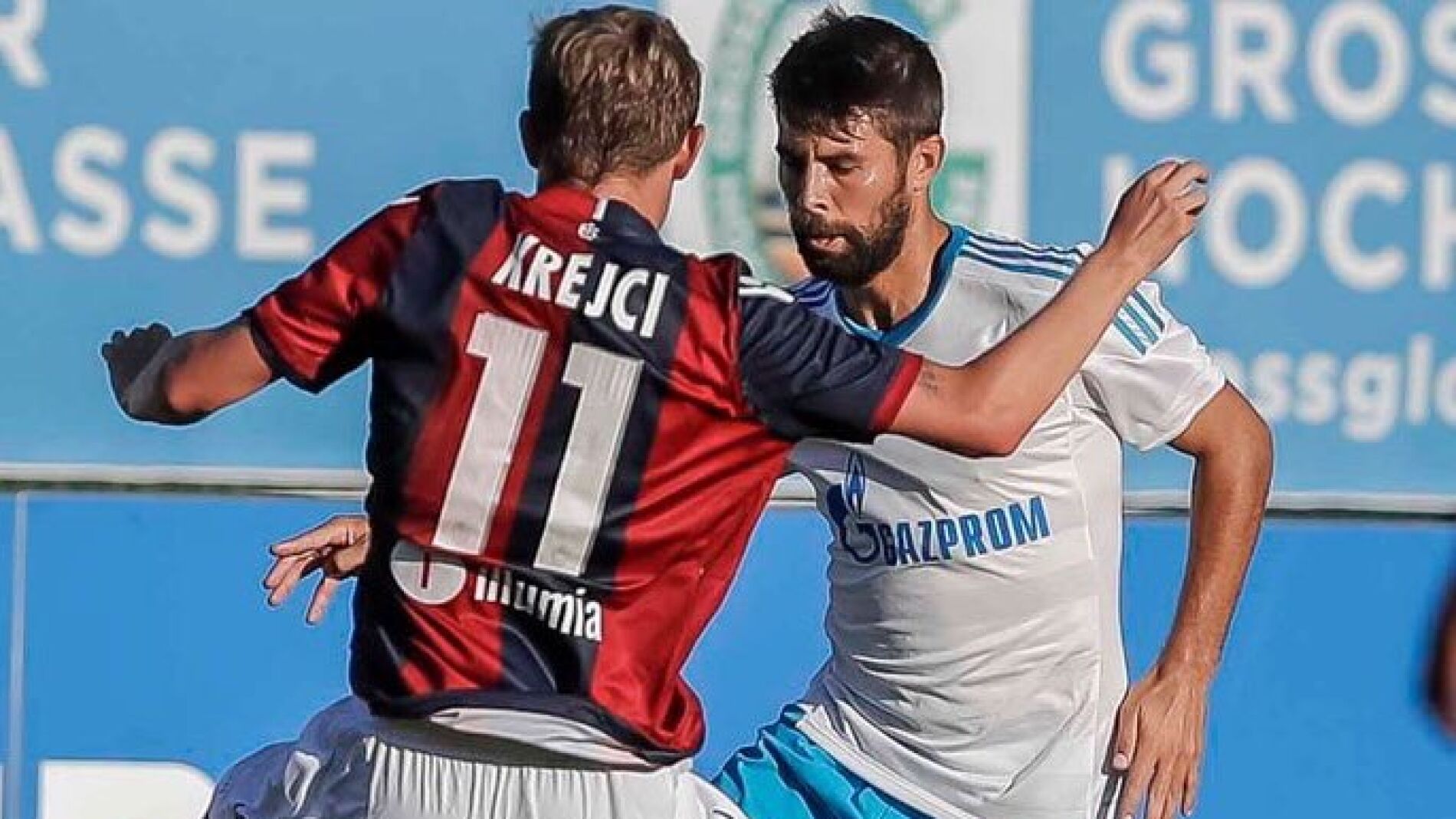 Coke en su debut con el Schalke frente al Bolonia