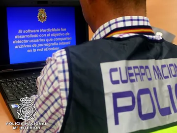Un agente de Policía revisa un ordenador en el marco de una operación contra la pornografía infantil. Un agente de Policía revisa un ordenador en el marco de una operación contra la pornografía infantil.