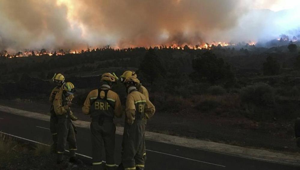 El incendio arrasa desde el miércoles la isla canaria de La Palma ha llegado a las cumbres de la dorsal que separa la vertiente occidental de la oriental y ha entrado en el municipio de Villa de Mazo