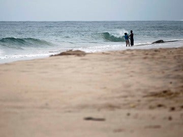 Dos personas en una playa de Sri Lanka