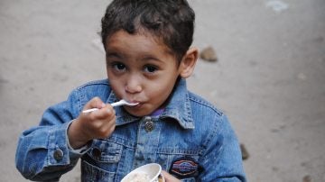 Un niño desfavorecido disfruta de su helado solidario