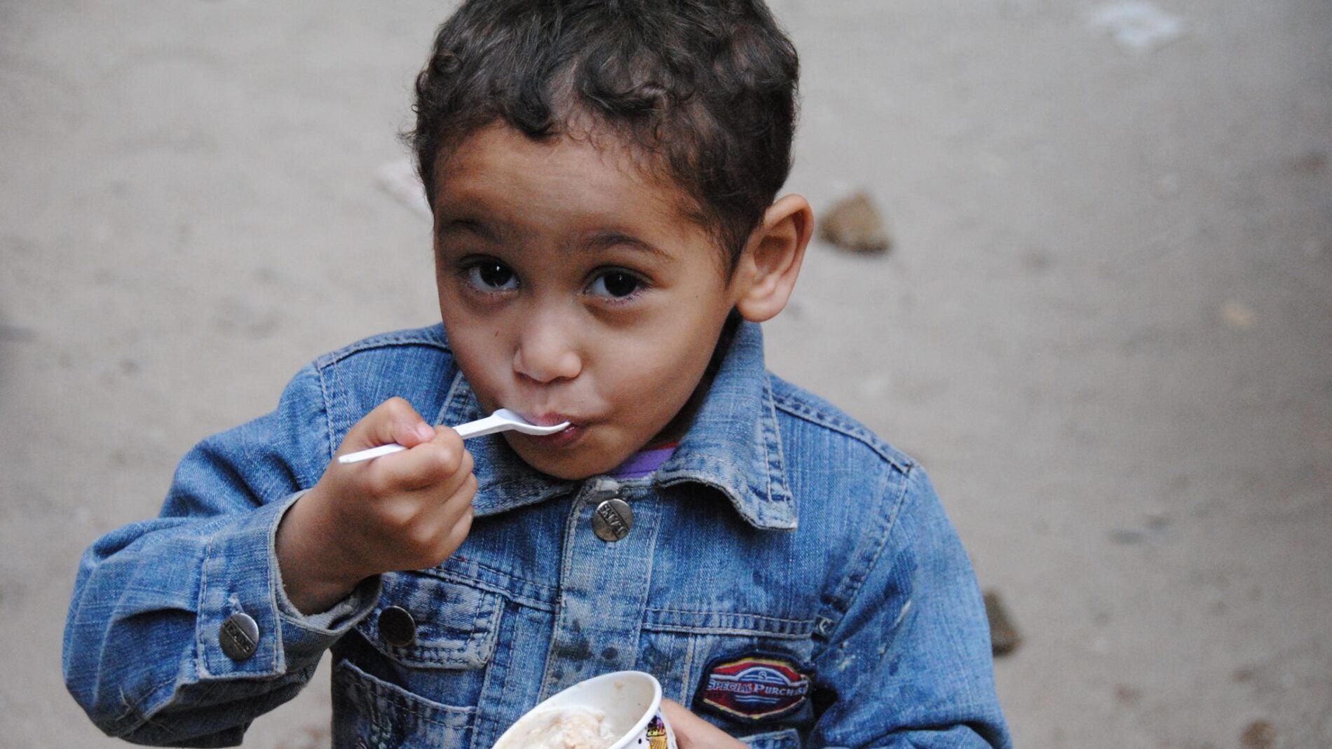 Un ni&ntilde;o desfavorecido disfruta de su helado solidario