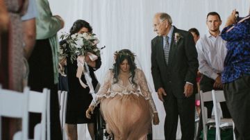 Una joven en silla de ruedas logra caminar en su boda