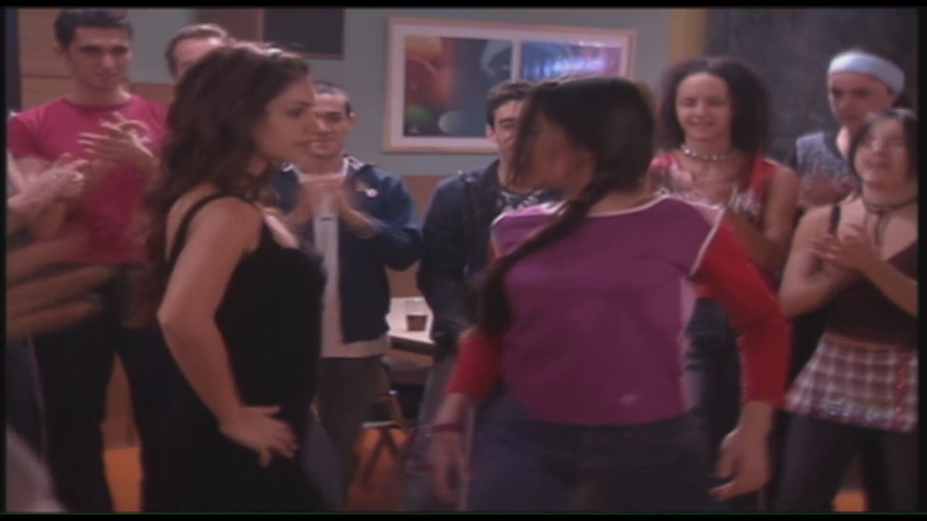 Lola y Silvia se retan en un baile
