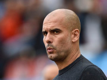 Guardiola, pensativo en un partido con el Manchester City