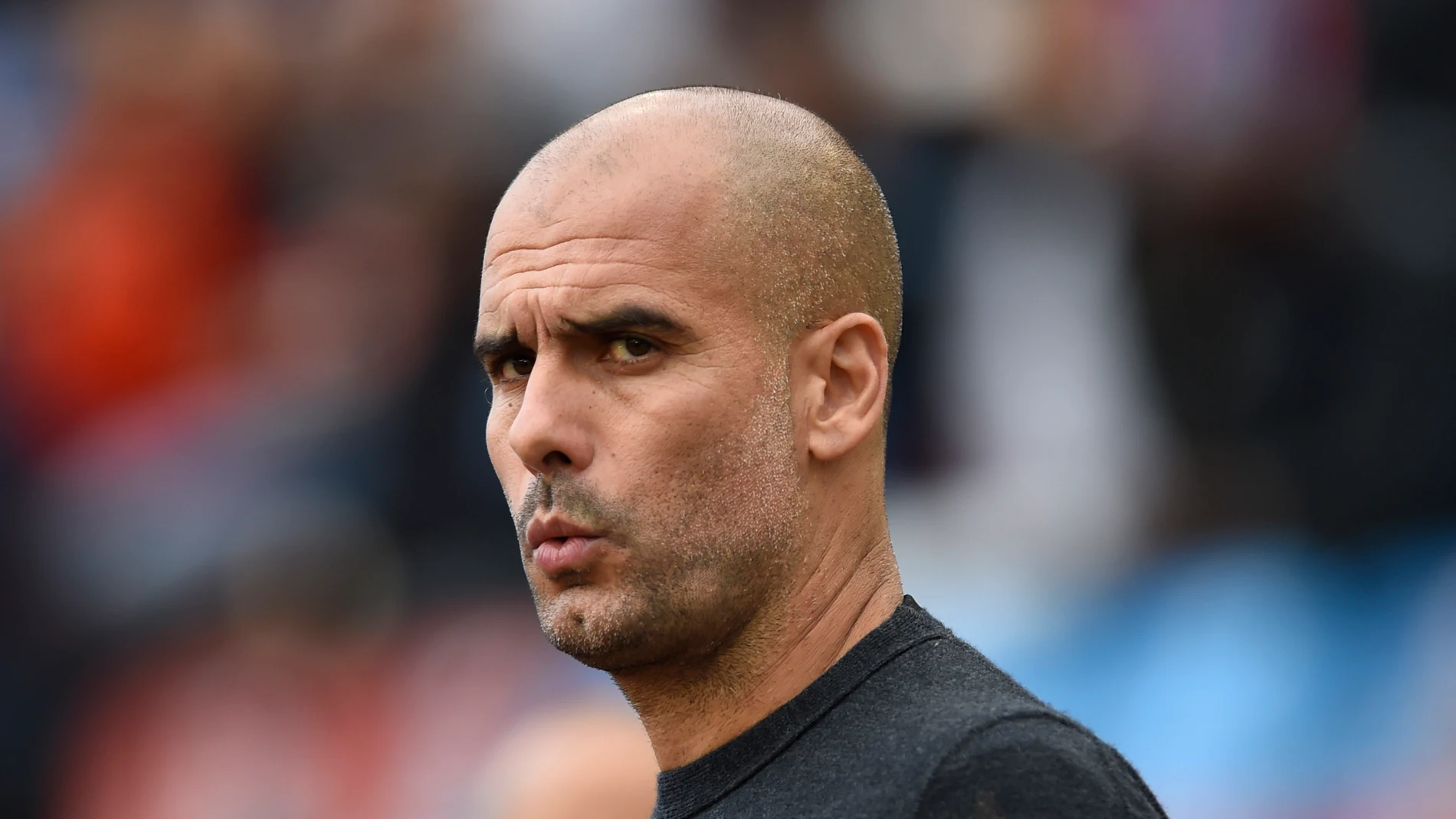 Guardiola, pensativo en un partido con el Manchester City Guardiola, pensativo en un partido con el Manchester City