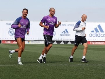 Cristiano Ronaldo calienta en Valdebebas junto a Pepe