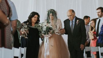Joven en silla de ruedas logra caminar en su boda