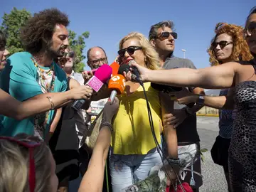 Maite Zaldívar saliendo de prisión. Maite Zaldívar saliendo de prisión.