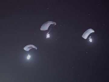 Frame 18.388008 de: Cuatro 'hombres pájaro' cruzan el cielo de la isla de La Palma