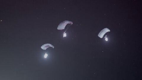 Frame 18.388008 de: Cuatro 'hombres p&aacute;jaro' cruzan el cielo de la isla de La Palma