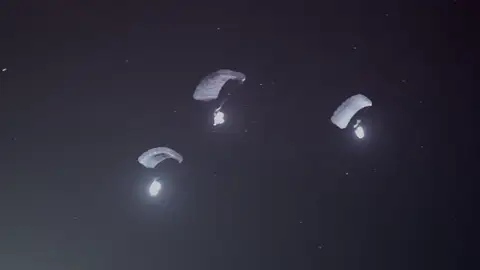 Frame 18.388008 de: Cuatro 'hombres pájaro' cruzan el cielo de la isla de La Palma Frame 18.388008 de: Cuatro 'hombres pájaro' cruzan el cielo de la isla de La Palma