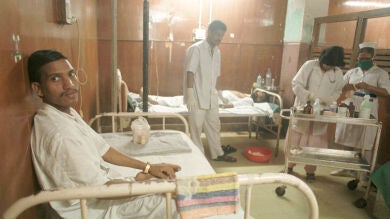Cinco médicos indios, acusados de pagar a personas sin recursos por sus riñones para venderlos a enfermos ricos