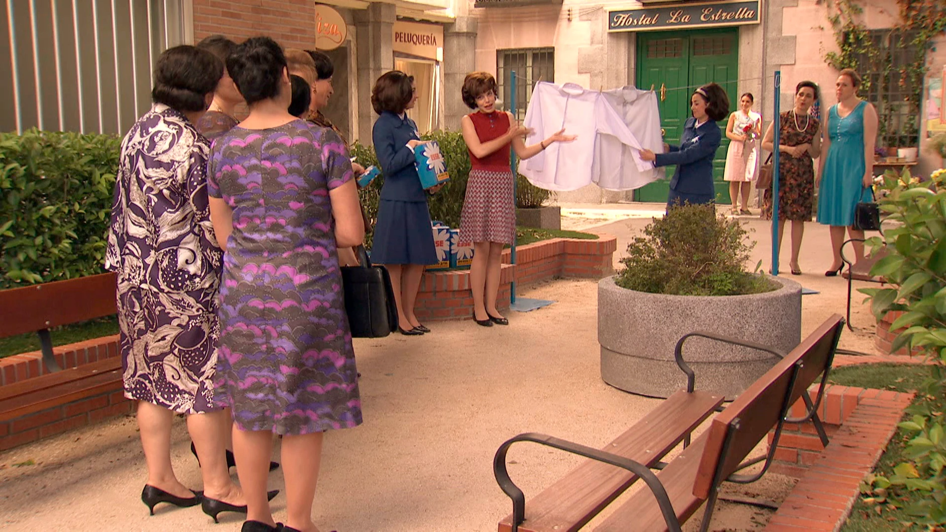 María hace promoción de su detergente en el   barrio