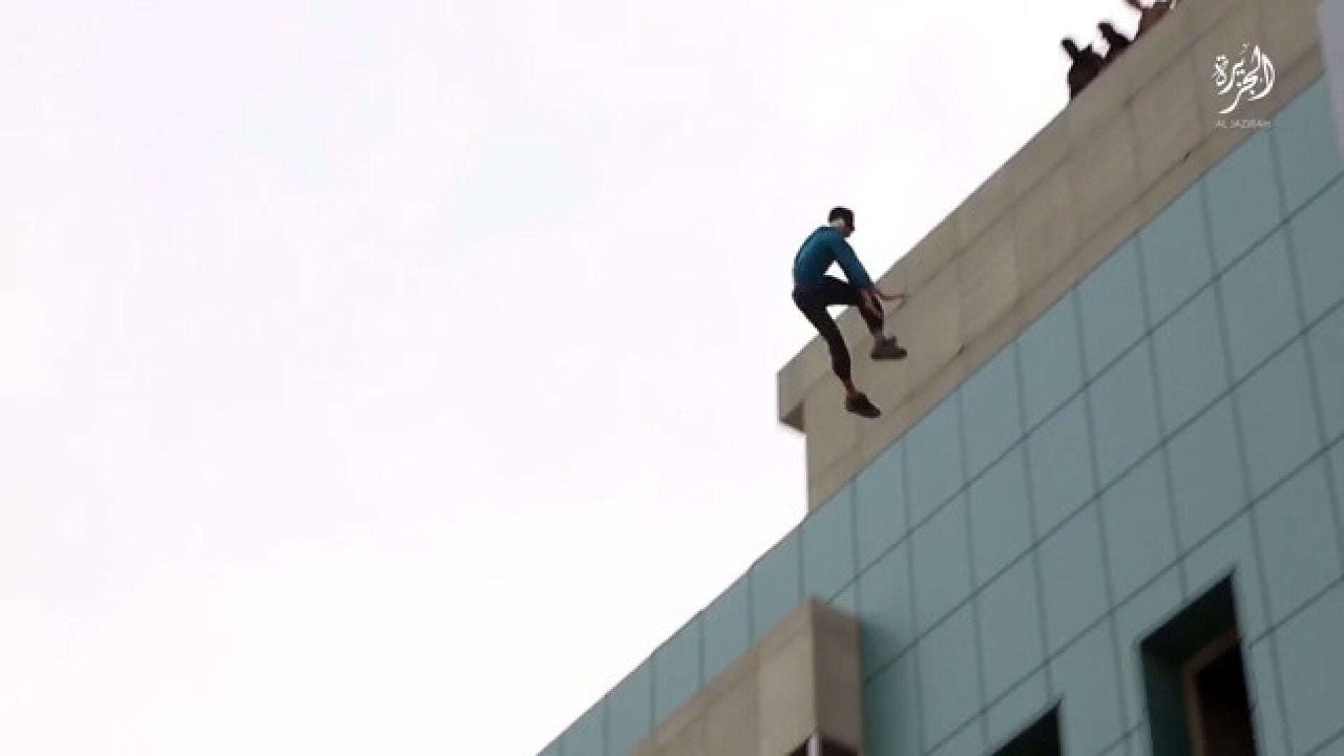 Momento en el que lanzan al hombre Iraqu&iacute;.