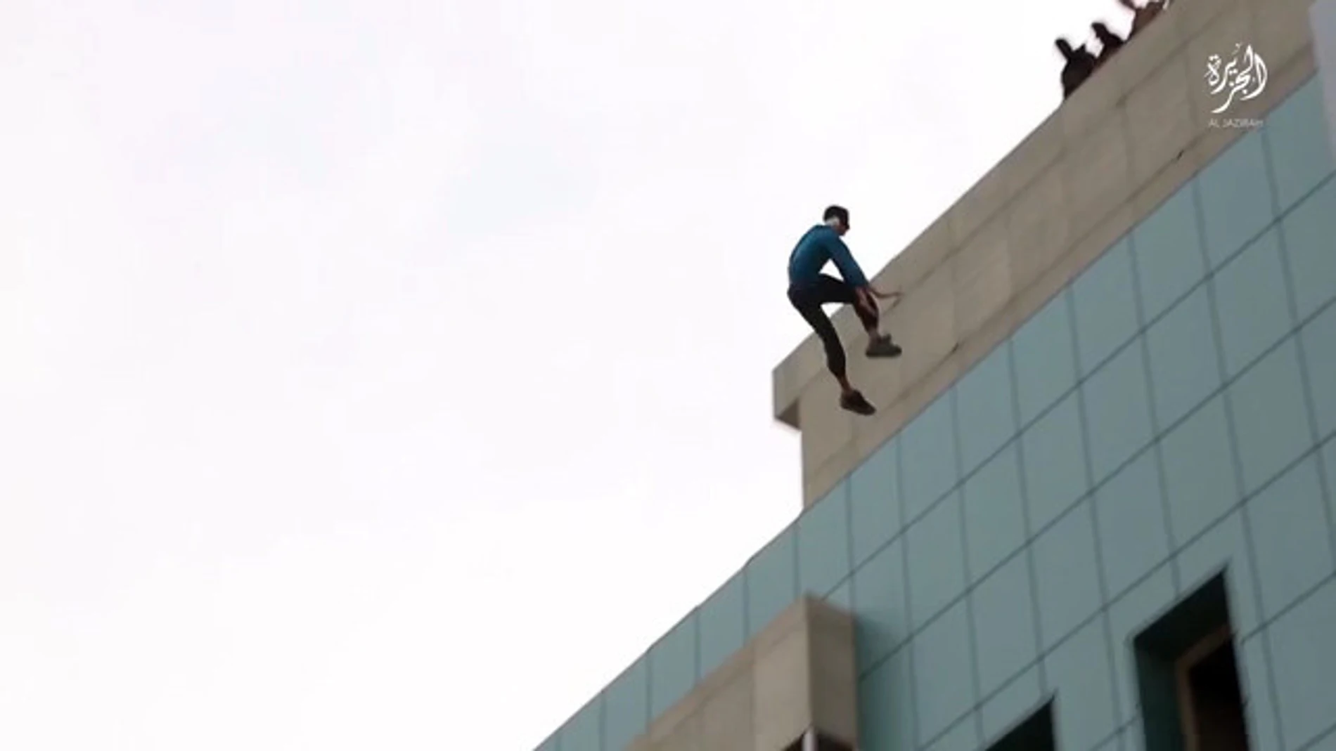 Momento en el que lanzan al hombre Iraquí. Momento en el que lanzan al hombre Iraquí.