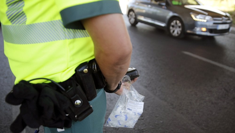 Un agente de la Guardia Civil, durante la campaña de control del consumo de alcohol y drogas.