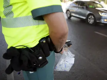 Un agente de la Guardia Civil, durante la campaña de control del consumo de alcohol y drogas. Un agente de la Guardia Civil, durante la campaña de control del consumo de alcohol y drogas.