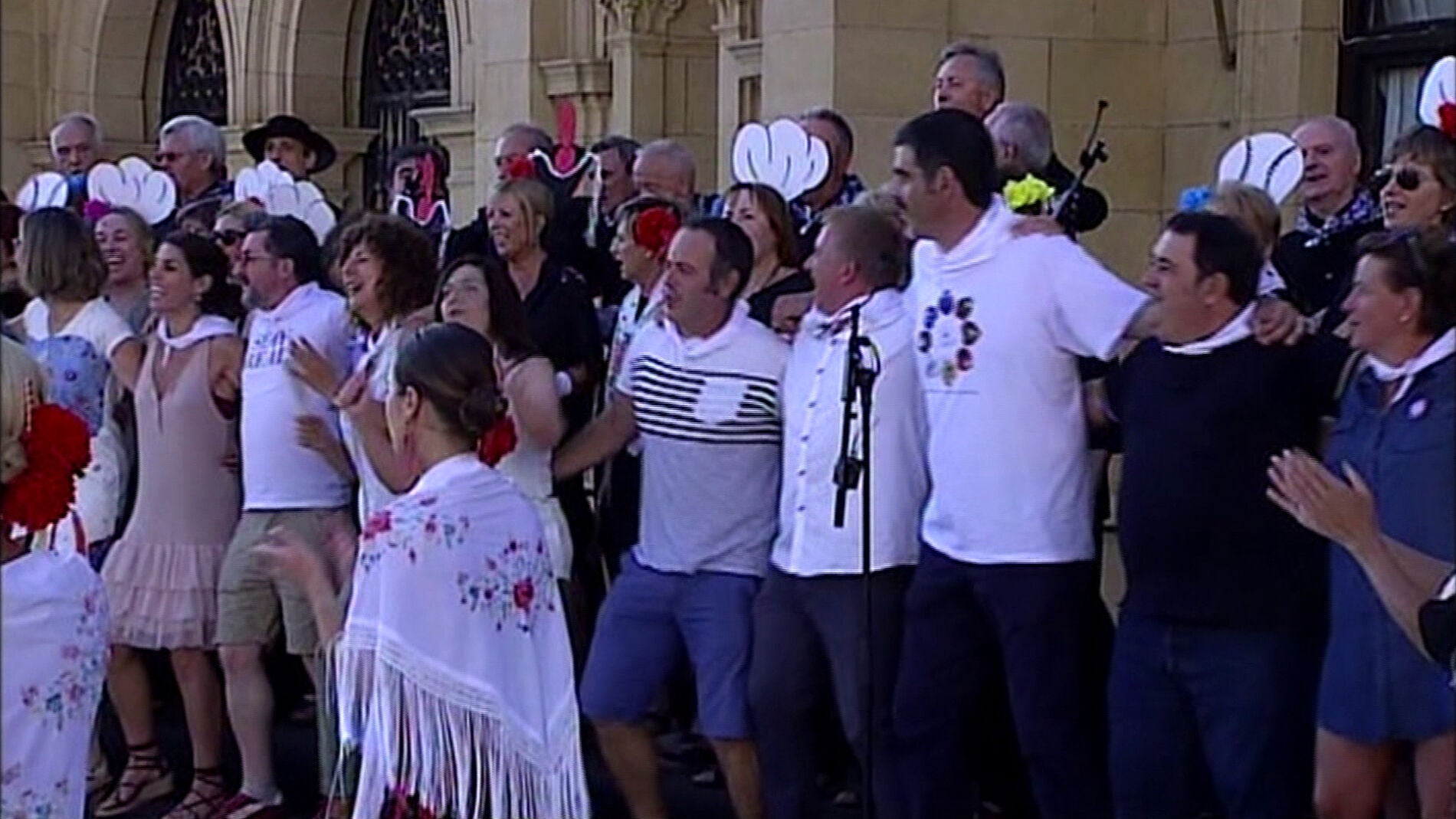 Los actores de 'All&iacute; Abajo" protagonizan el gran ca&ntilde;onazo que da inicio a las fiestas de San Sebasti&aacute;n