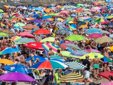 Imagen de archivo de una playa abarrotada