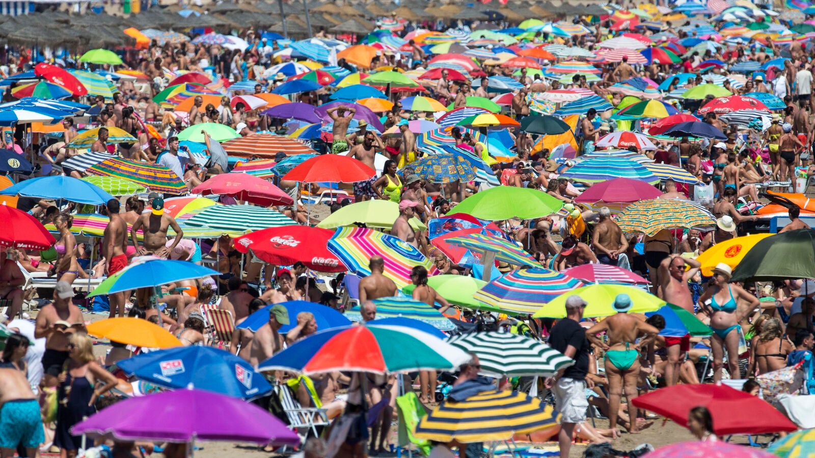España rebasa por primera vez en la historia la barrera de los 42 millones de turistas extranjeros hasta julio