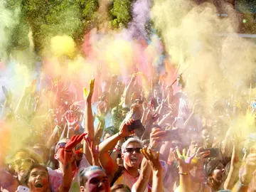 Un momento del festival de los colores Monsoon Holi Madrid Un momento del festival de los colores Monsoon Holi Madrid