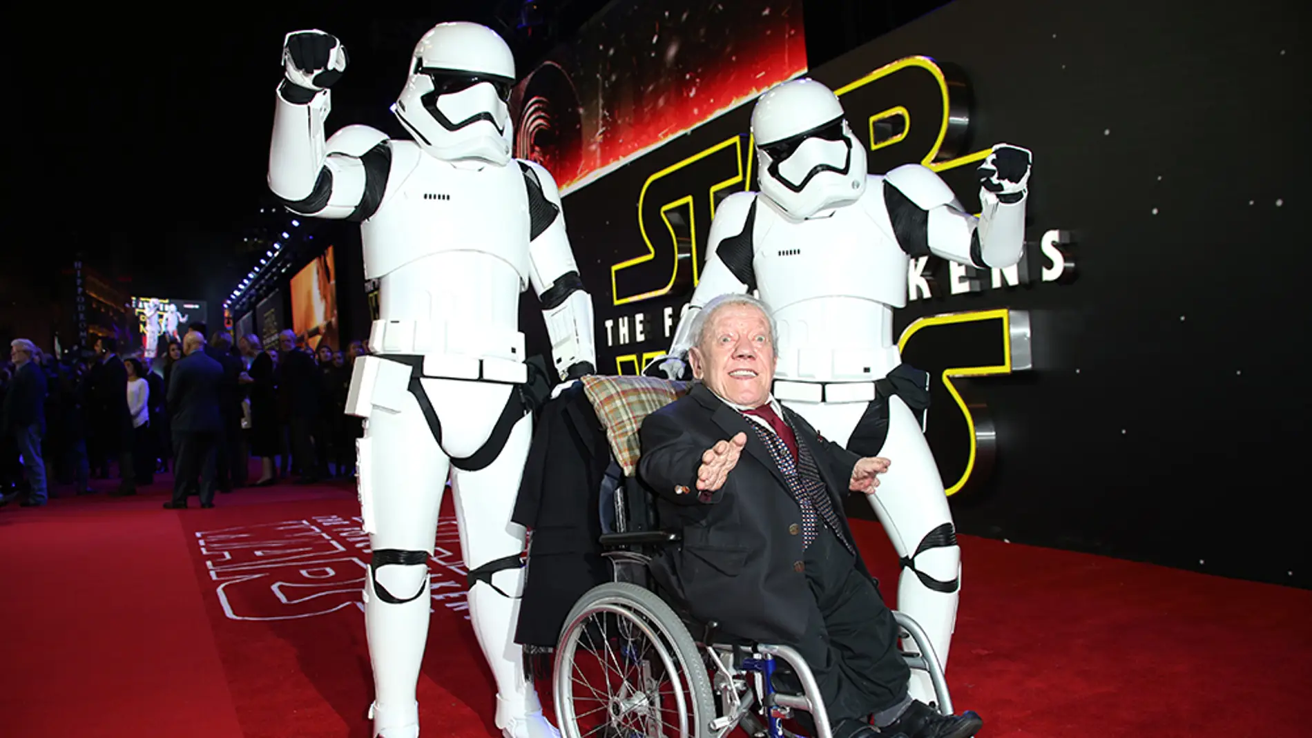 Kenny Baker en la presentación de 'Star Wars: El despertar de la fuerza' en Londres