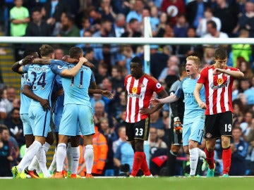 Los jugadores del Manchester City celebran un gol en el Etihad Stadium