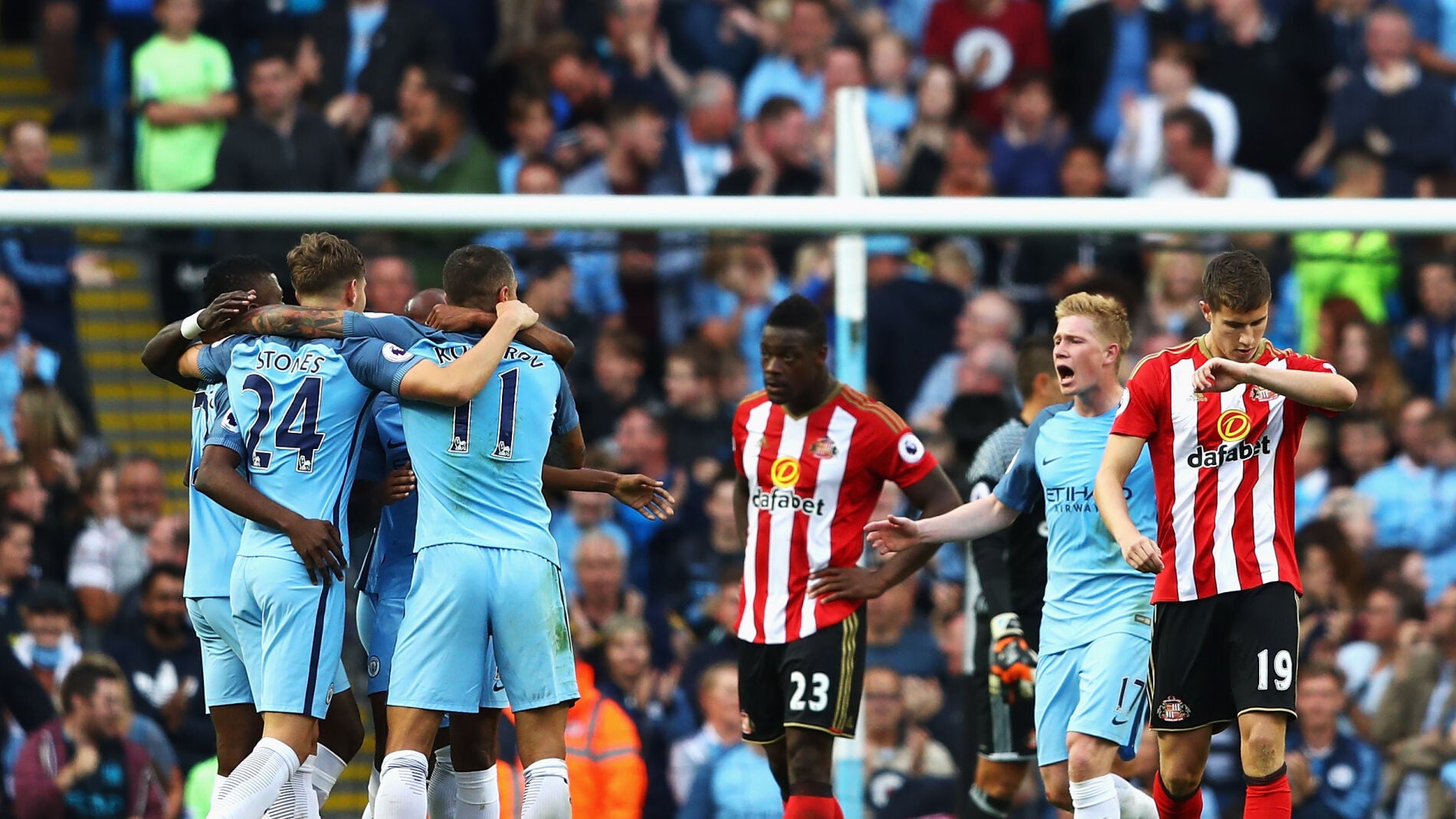 Los jugadores del Manchester City celebran un gol en el Etihad Stadium