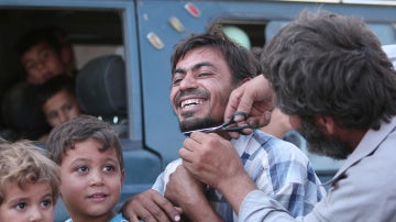 Un sirio corta su barba tras la liberación de Manbij