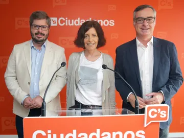 El vicesecretario general de Ciudadanos (C's), José Manuel Villegas (i), acompañado por el secretario de Organización, Fran Hervías, durante la presentación esta mañana en la sede del partido en Santiago de la candidata a la presidencia de la Xunta, Cristina Losada El vicesecretario general de Ciudadanos (C's), José Manuel Villegas (i), acompañado por el secretario de Organización, Fran Hervías, durante la presentación esta mañana en la sede del partido en Santiago de la candidata a la presidencia de la Xunta, Cristina Losada