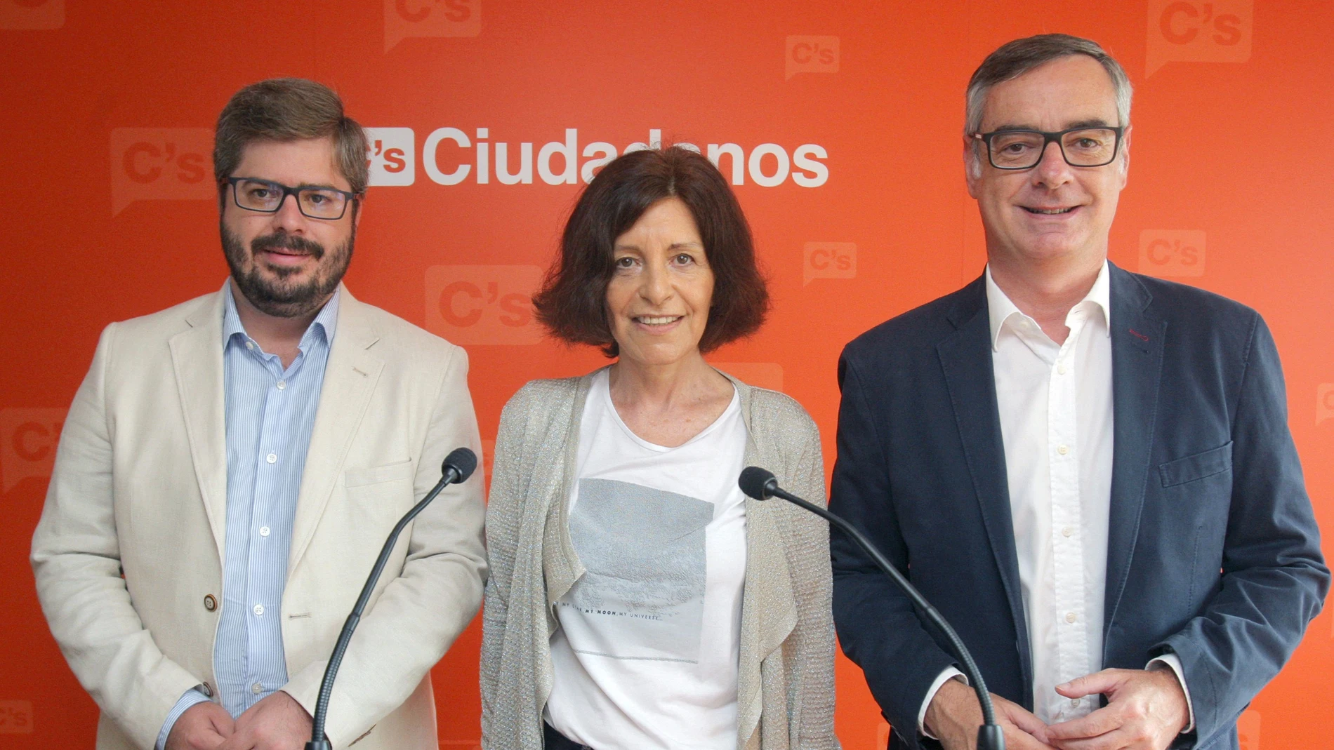 El vicesecretario general de Ciudadanos (C's), José Manuel Villegas (i), acompañado por el secretario de Organización, Fran Hervías, durante la presentación esta mañana en la sede del partido en Santiago de la candidata a la presidencia de la Xunta, Cristina Losada El vicesecretario general de Ciudadanos (C's), José Manuel Villegas (i), acompañado por el secretario de Organización, Fran Hervías, durante la presentación esta mañana en la sede del partido en Santiago de la candidata a la presidencia de la Xunta, Cristina Losada