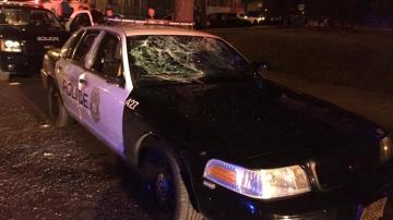 Un coche de policia destrozadoUn coche de policía destrozado