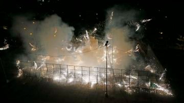 La tradicional guerra de carretillas durante la Nit de l'Albà, esta noche en las fiestas de Elche