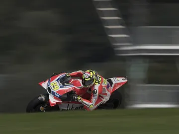 Andrea Iannone toma una curva en el GP de Austria Andrea Iannone toma una curva en el GP de Austria