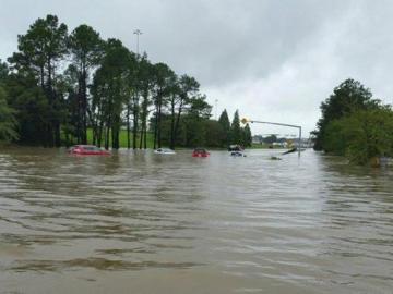 Las inundaciones de Luisiana dejan varios coches sumergidos
