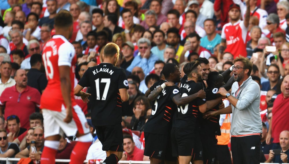 Los jugadores del Liverpool celebrando un gol con Jürgen Klopp