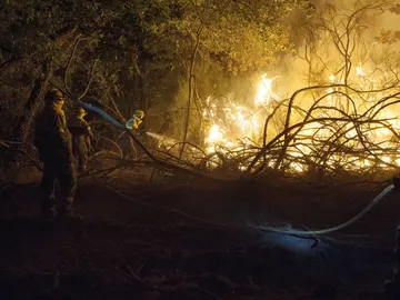 En la imagen, brigadistas trabajando para sofocar las llamas del incendio forestal declarado a última hora de la tarde de ayer en Cualedro En la imagen, brigadistas trabajando para sofocar las llamas del incendio forestal declarado a última hora de la tarde de ayer en Cualedro